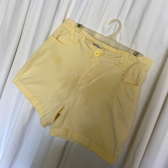 Lee Pants - Lee Vintage 𝅺Size-10 Faded Banana Yellow, Jean Styled Above the Hips Shorts-old